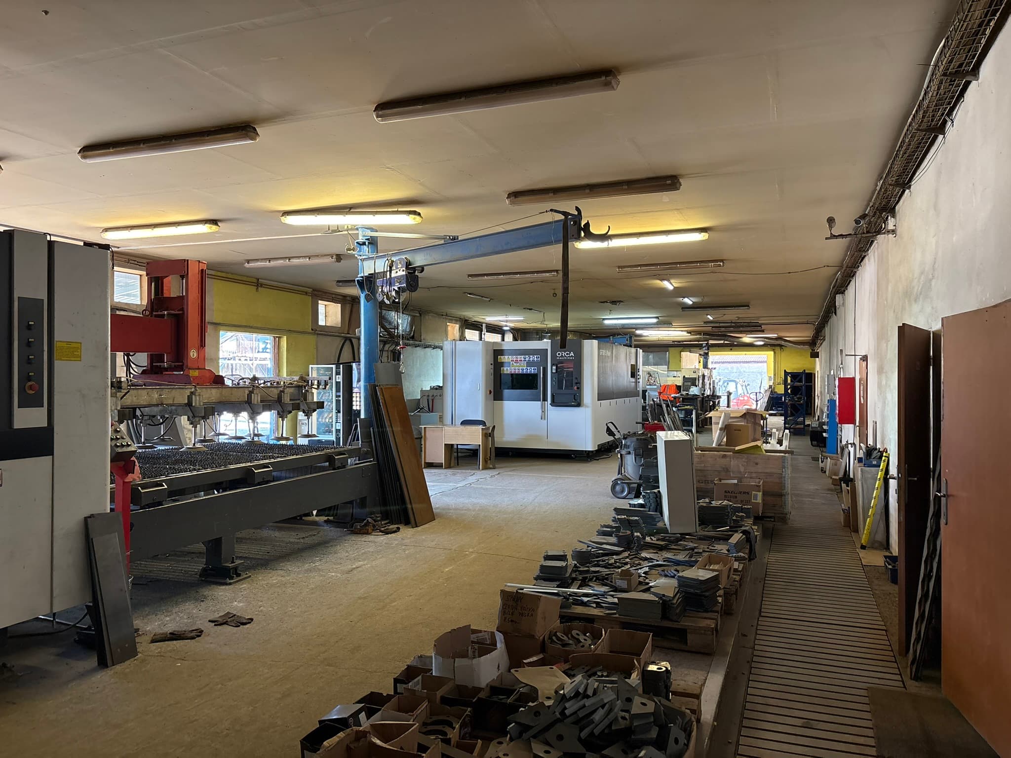 Výrobní hala Desio system s CNC stroji a otočným jeřábem